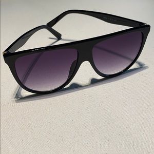 Black oversized sunglasses